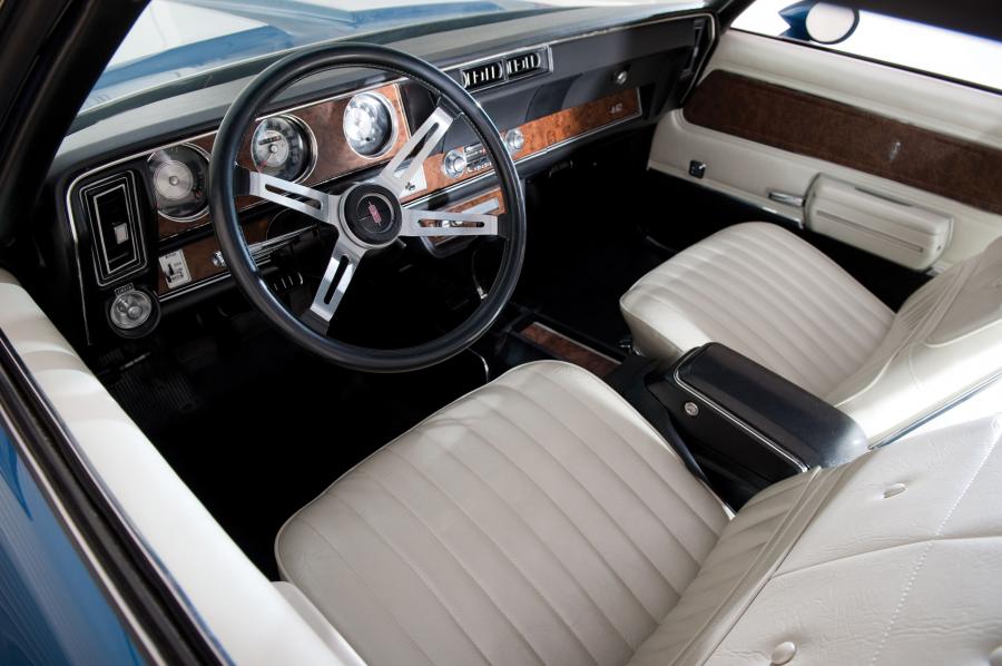 Интерьер Oldsmobile 442 W-30 Convertible 1970 года  (фото 9 из 21)